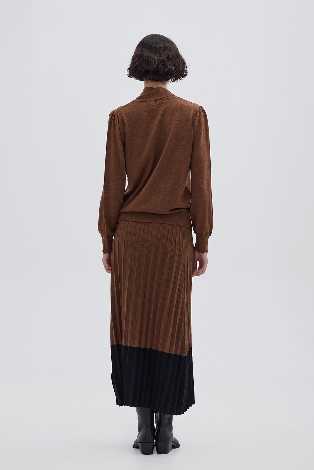Ladies Midi Wool Skirt in Brown styled with a cozy sweater – warm and elegant knitwear