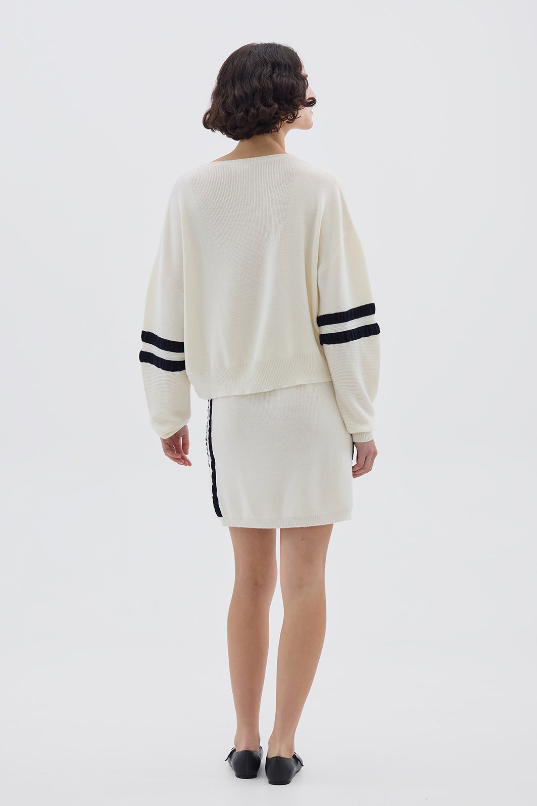 Ladies Wool Jumper in Cream styled with jeans – cozy and effortlessly chic