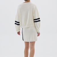 Ladies Wool Jumper in Cream styled with jeans – cozy and effortlessly chic