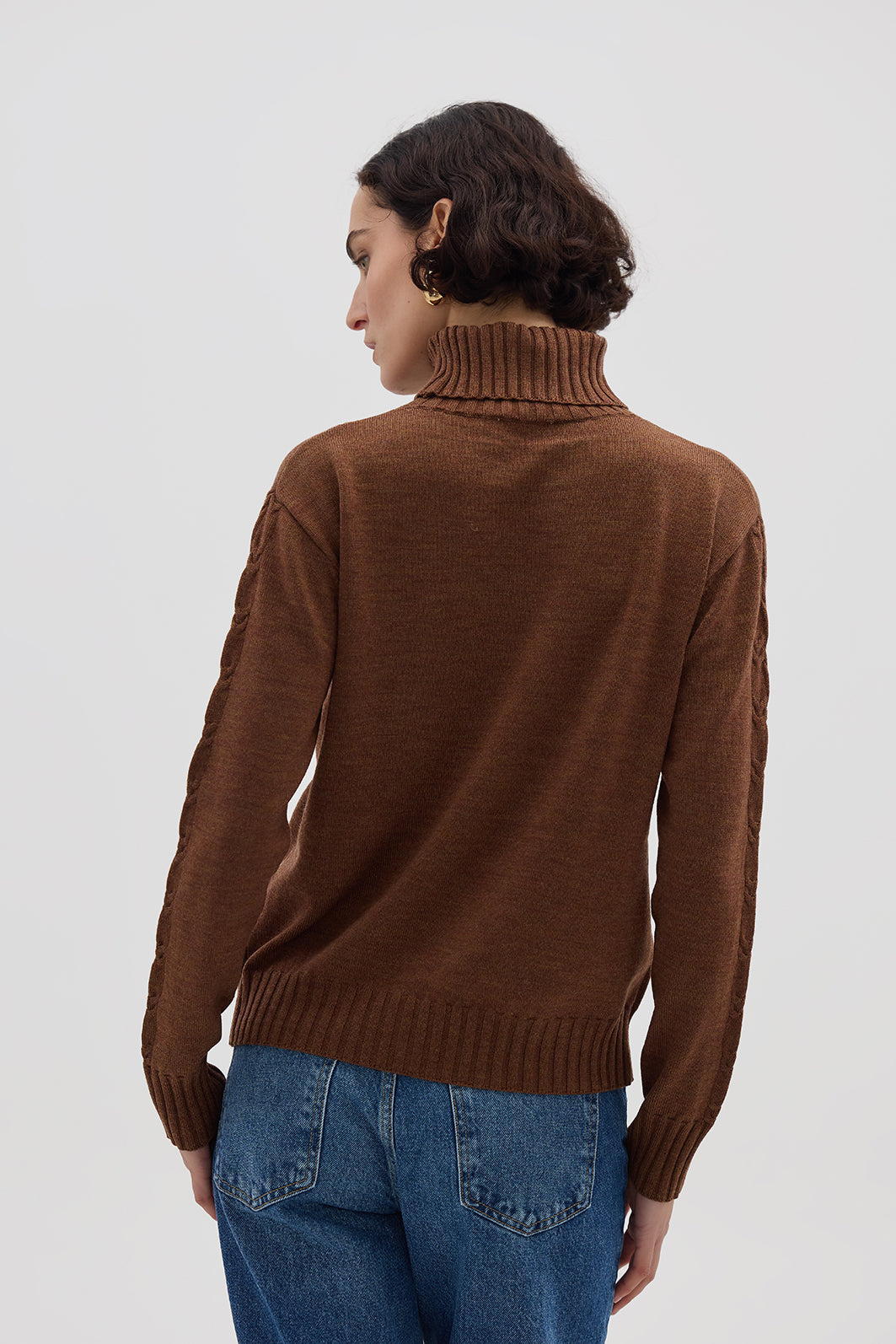 Ladies Wool Jumper in Walnut styled with denim – warm and timeless knitwear