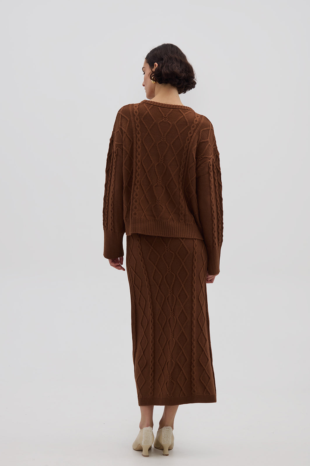 Ladies Maxi Skirt Knit in Brown styled with a neutral sweater – warm and versatile knitwear