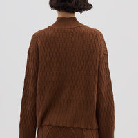 Ladies Wool Jumper in Brown styled with denim – cozy and refined knitwear