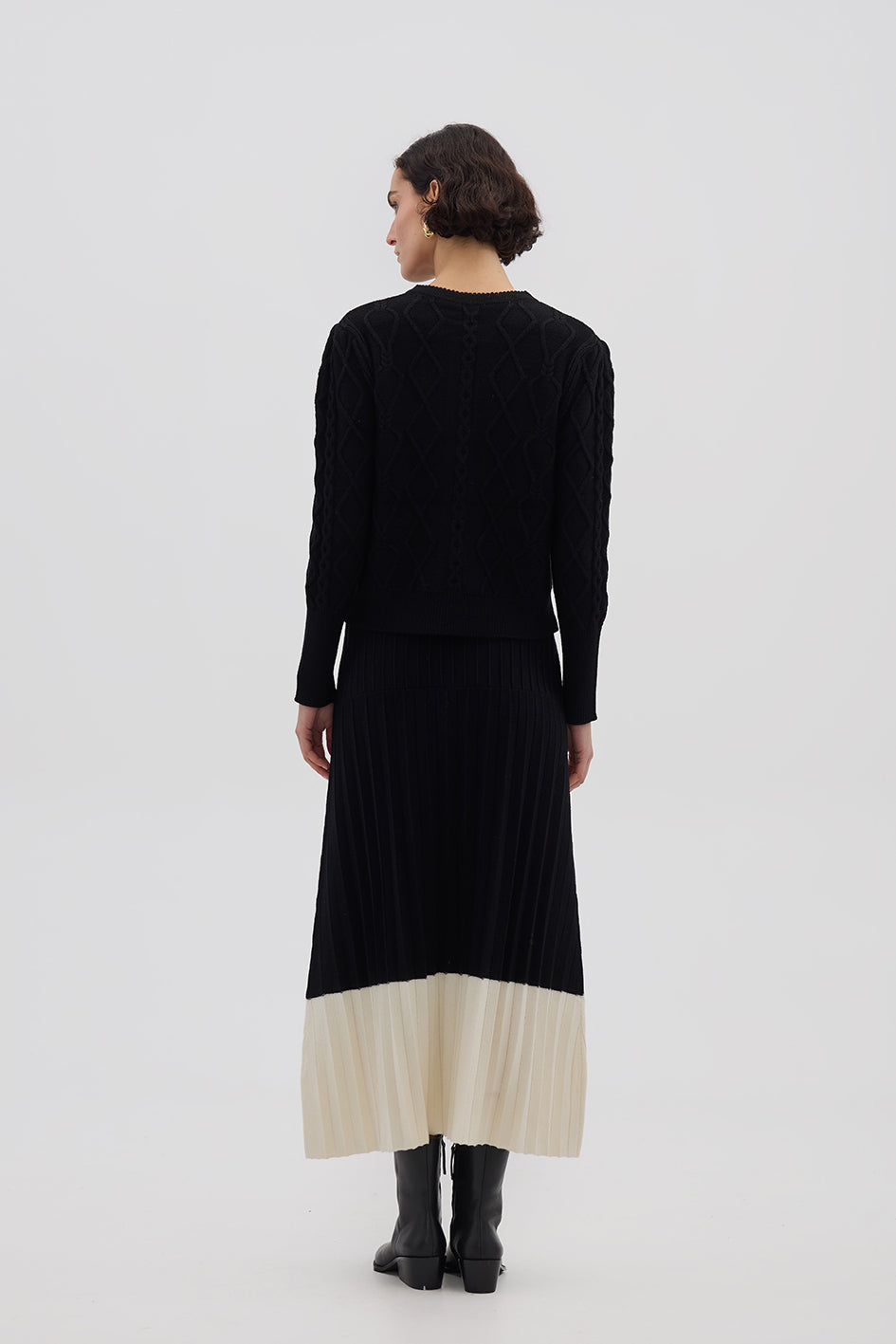 Ladies Midi Wool Skirt in Black styled with knitwear – sophisticated and timeless