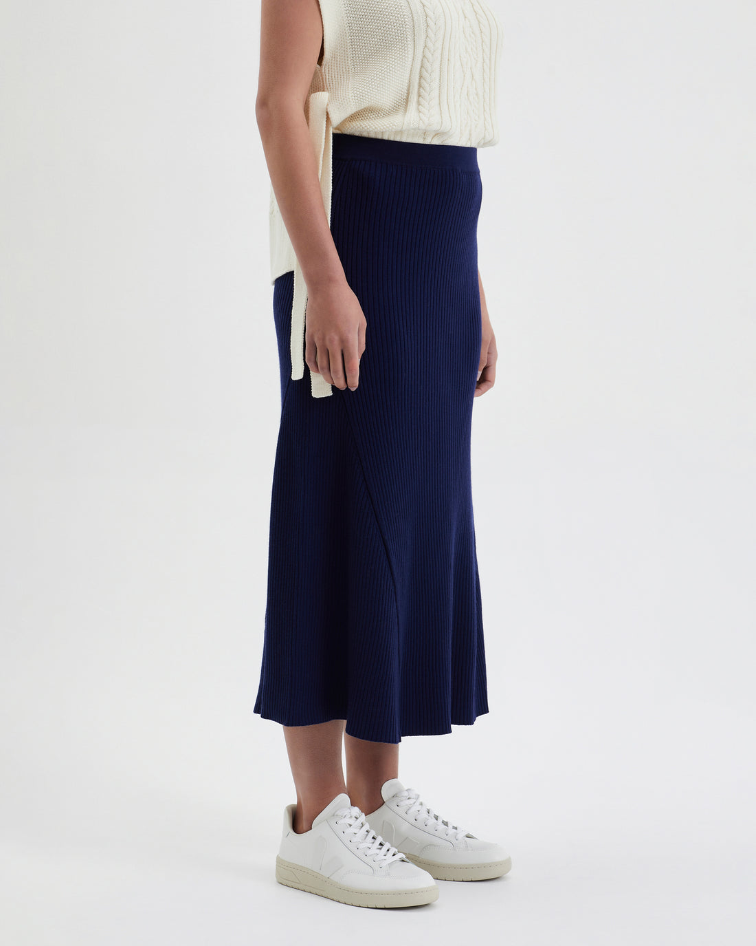 Sophisticated merino wool midi skirt in navy with a flared hem.